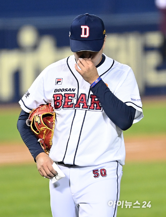 1일 오후 서울 잠실야구장에서 '2021 신한은행 SOL KBO리그' 키움 히어로즈와 두산 베어스의 와일드카드 결정전 1차전이 진행됐다. 두산 이영하가 8회초 1사 2,3루 상황에서 강판 당하고 있다.