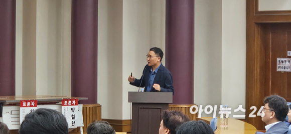 왼쪽부터 박정규 카이스트 기술경영전문대학원 겸직교수, 최리군 현대차 로보틱스랩 상무, 박철완 서정대 스마트자동차학과 교수, 임은영 삼성증권 수석연구원, 김창구 클로봇 대표가 16일 국회에서 열린 '휴머노이드 로봇과 모빌리티 산업의 융합' 세미나에서 토론하고 있다. [사진=박지은 기자]