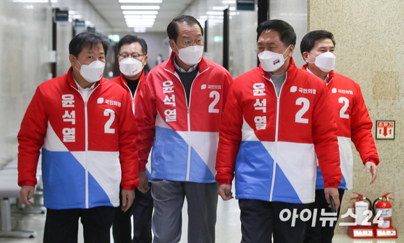 권영세 국민의힘 선거대책본부장, 김기현 원내대표가 4일 오전 서울 여의도 국회에서 열린 국민의힘 확대선거대책본부 회의에 참석하고 있다. [사진=김성진 기자]