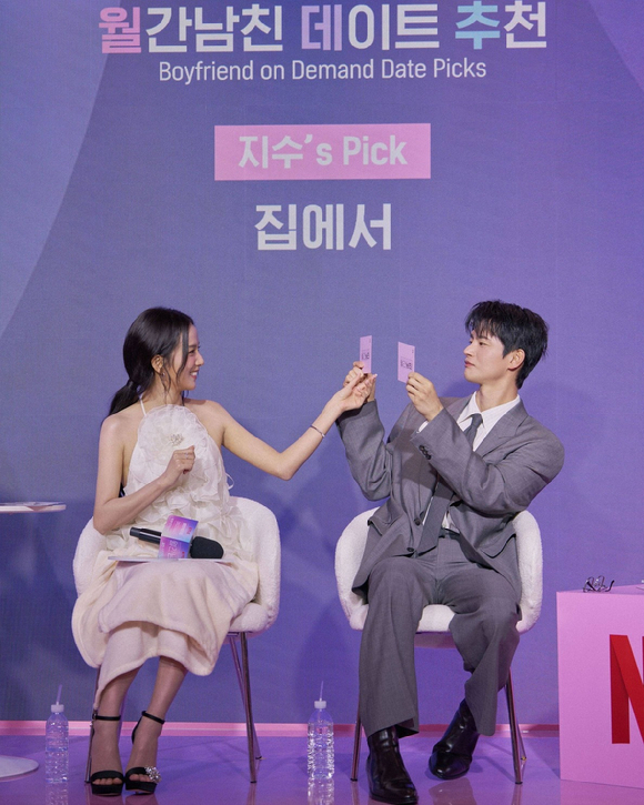 서인국과 지수가 넷플릭스 시리즈 '월간남친' 팬 이벤트에서 호흡하고 있다. [사진=넷플릭스]