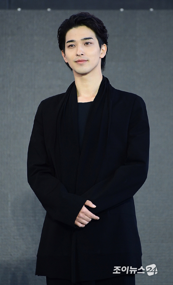배우 요코하마 류세이가 7일 부산 해운대구 영화의전당에서 열린 제31회 부산국제영화제 '그대, 별처럼' 야외 무대인사를 갖고 있다.