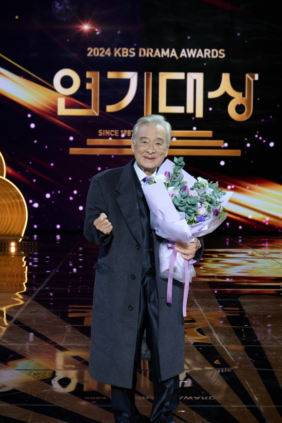 '2024 KBS 연기대상' 이순재가 대상을 수상했다. [사진=KBS ]