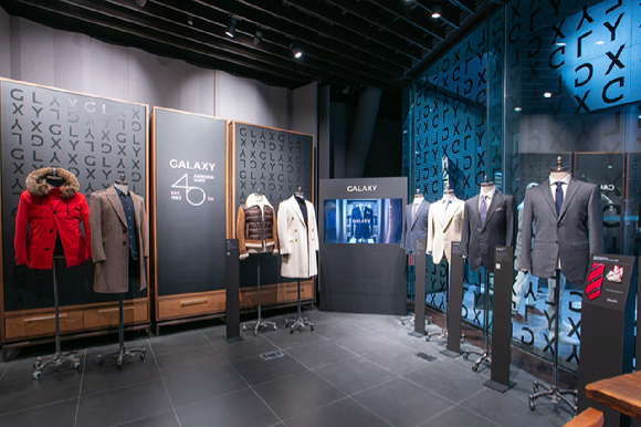 삼성물산 패션부문이 갤럭시 40주년 기자간담회를 열었다. 이무영 남성복사업부장(상무)이 발표하고 있다. [사진=삼성물산 패션부문]