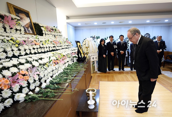 제프 로빈슨 주한호주대사가 29일 오전 서울 종로구 서울대학교병원 장례식장에 마련된 故 이해찬 전 국무총리의 빈소에서 조문을 하고 있다. [사진=사진공동취재단]