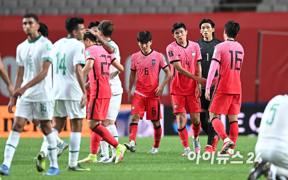 한국 축구대표팀이 2일 오후 서울월드컵경기장에서 진행된 '2022 카타르 월드컵' 아시아 지역 최종예선 A조 1차전 대한민국과 이라크의 경기에서 0-0으로 비긴 후 아쉬워하고 있다.