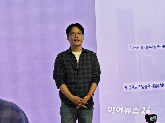 포티투닷(42dot) 사옥 정문 앞에 서 있는 아이오닉6 기반 SDV 테스트카. [사진=최란 기자]