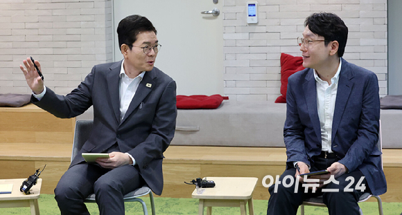 정원오 더불어민주당 서울시장 후보(왼쪽)가 11일 서울 마곡동 LG사이언스파크를 방문해 임우형 LG AI연구원장과 대화를 하고 있다. [사진=국회사진기자단 ]
