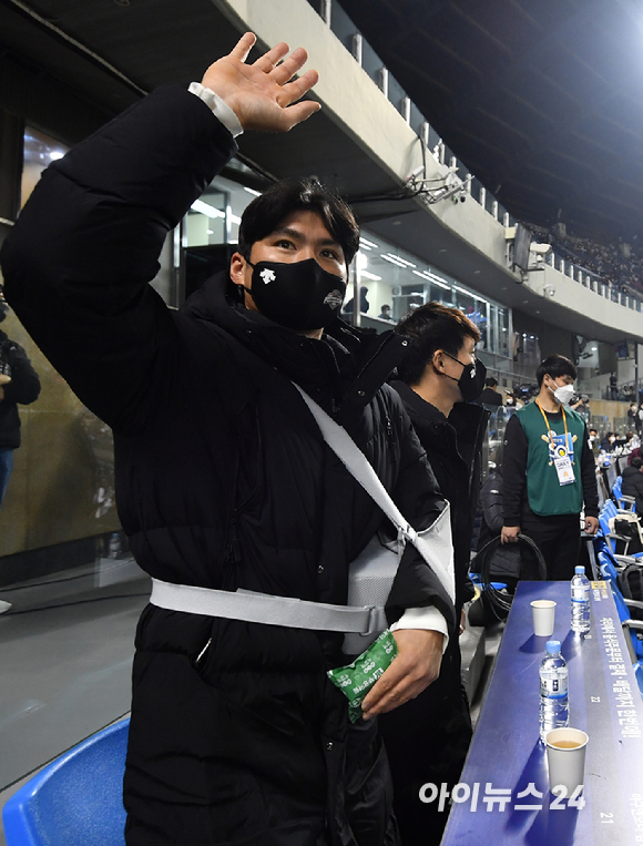 4일 오후 서울 잠실야구장에서 '2021 신한은행 SOL KBO리그' LG 트윈스와 두산 베어스의 준플레이오프 1차전이 진행됐다. LG 오지환이 관중석에 앉아 관중들을 향해 인사를 하고 있다.