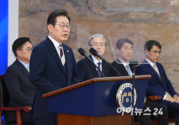 이재명 대통령이 4일 오전 서울 여의도 국회 로텐더홀에서 취임선서를 하고 있다. [사진=곽영래 기자]