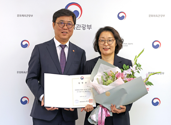 최휘영 문화체육관광부 장관이 12일 서울 종로구 국립현대미술관 서울관에서 신임 김윤지 한국콘텐츠진흥원장에게 임명장을 수여한 뒤 기념촬영을 하고 있다. [사진=문화체육관광부]