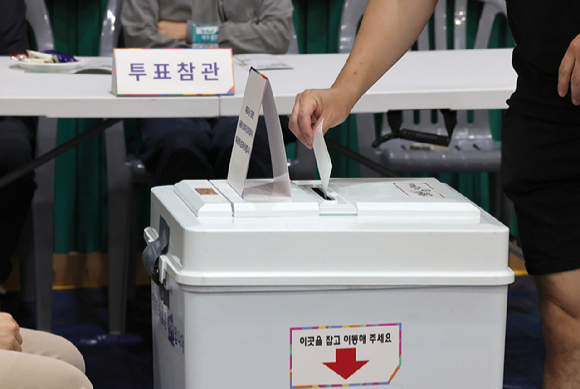 제21대 대통령 선거일인 지난 3일 서울 강남구 매봉산실내배드민턴장에 마련된 도곡1동제5투표소에서 유권자가 투표하고 있다. [사진=연합뉴스]