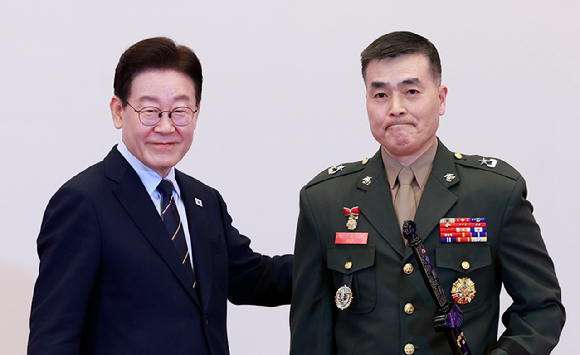 이재명 대통령이 6일 청와대 영빈관에서 열린 2026년 준장 진급 장성 삼정검 수여식에서 박정훈 국방부 조사본부장에게 삼정검을 수여한 뒤 기념촬영을 하고 있다. 2026.3.6 [청와대통신사진기자단] [사진=연합뉴스]