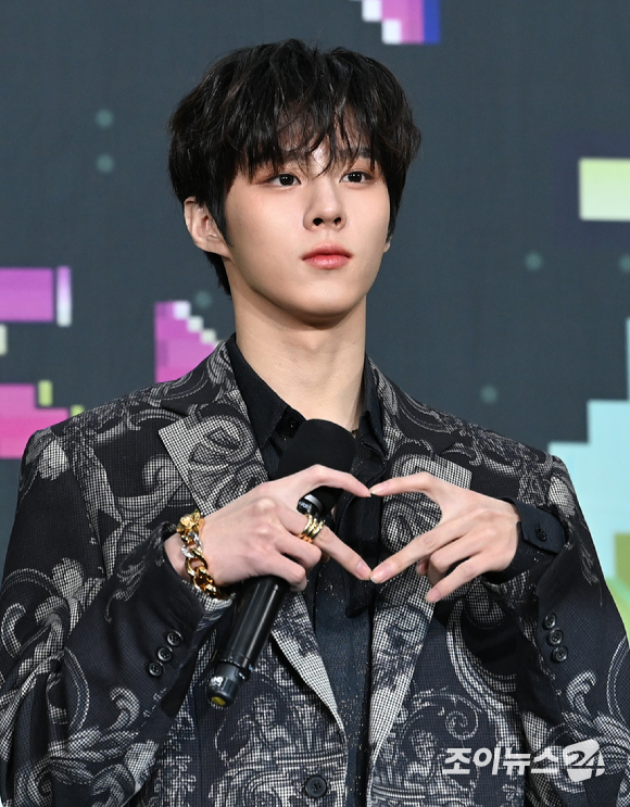 가수 김우석이 16일 오후 서울 송파구 잠실실내체육관에서 열린 2022 KBS 가요대축제 레드카펫에서 포즈를 취하고 있다. [사진=김성진 기자]