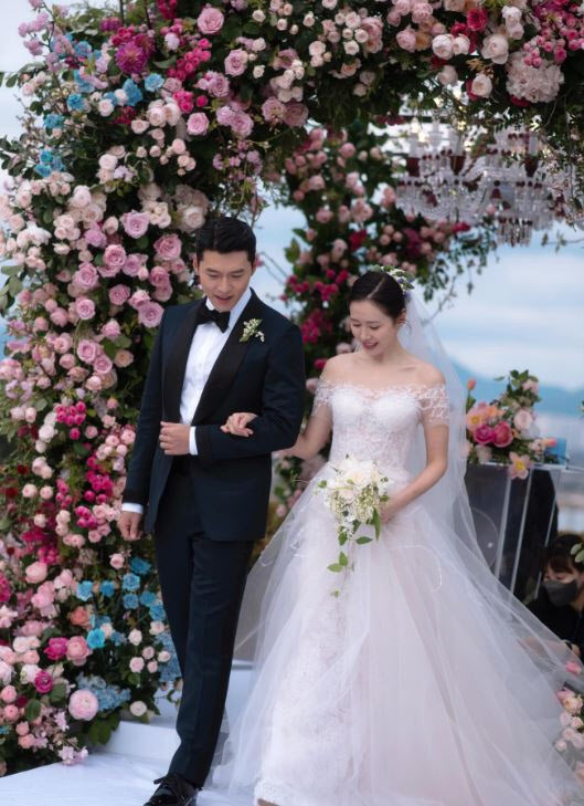 '현빈♥' 손예진, 결혼 4주년 맞아 영화같은 웨딩 사진 공개 "사랑과 우정 그 사이 어디쯤"