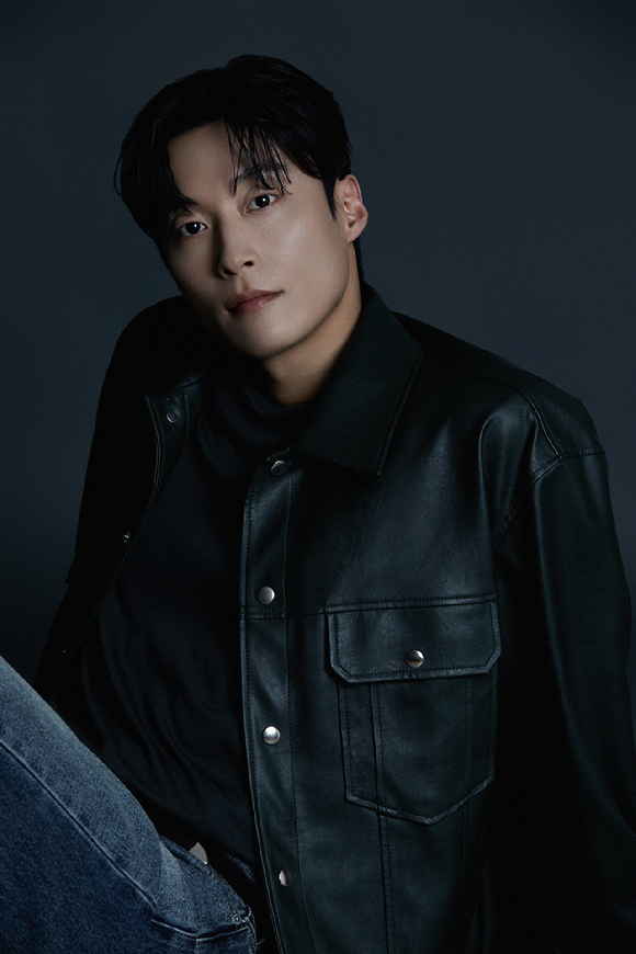 배우 허남준이 프로필 촬영에서 포즈를 취하고 있다. [사진=에이치솔리드]