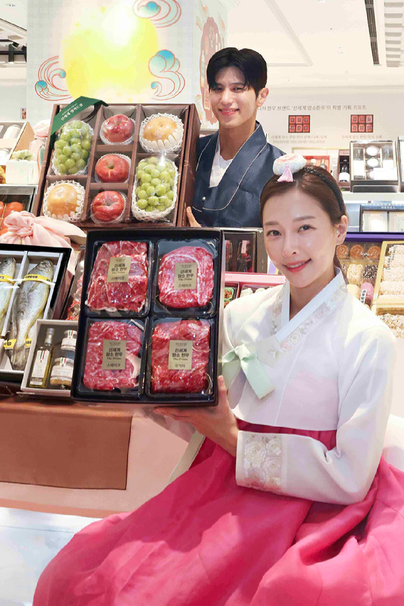 모델들이 롯데백화점에서 설 선물세트를 소개하고 있다. [사진=롯데백화점]