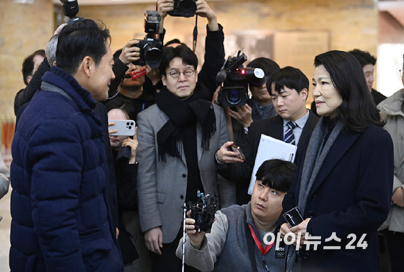 통일교 및 공천뇌물 특검 수용 촉구 단식 농성 중인 장동혁 국민의힘 대표가 16일 서울 여의도 국회 로텐더홀에서 이진숙 전 방송통신위원장과 대화를 나누고 있다. [사진=곽영래 기자]