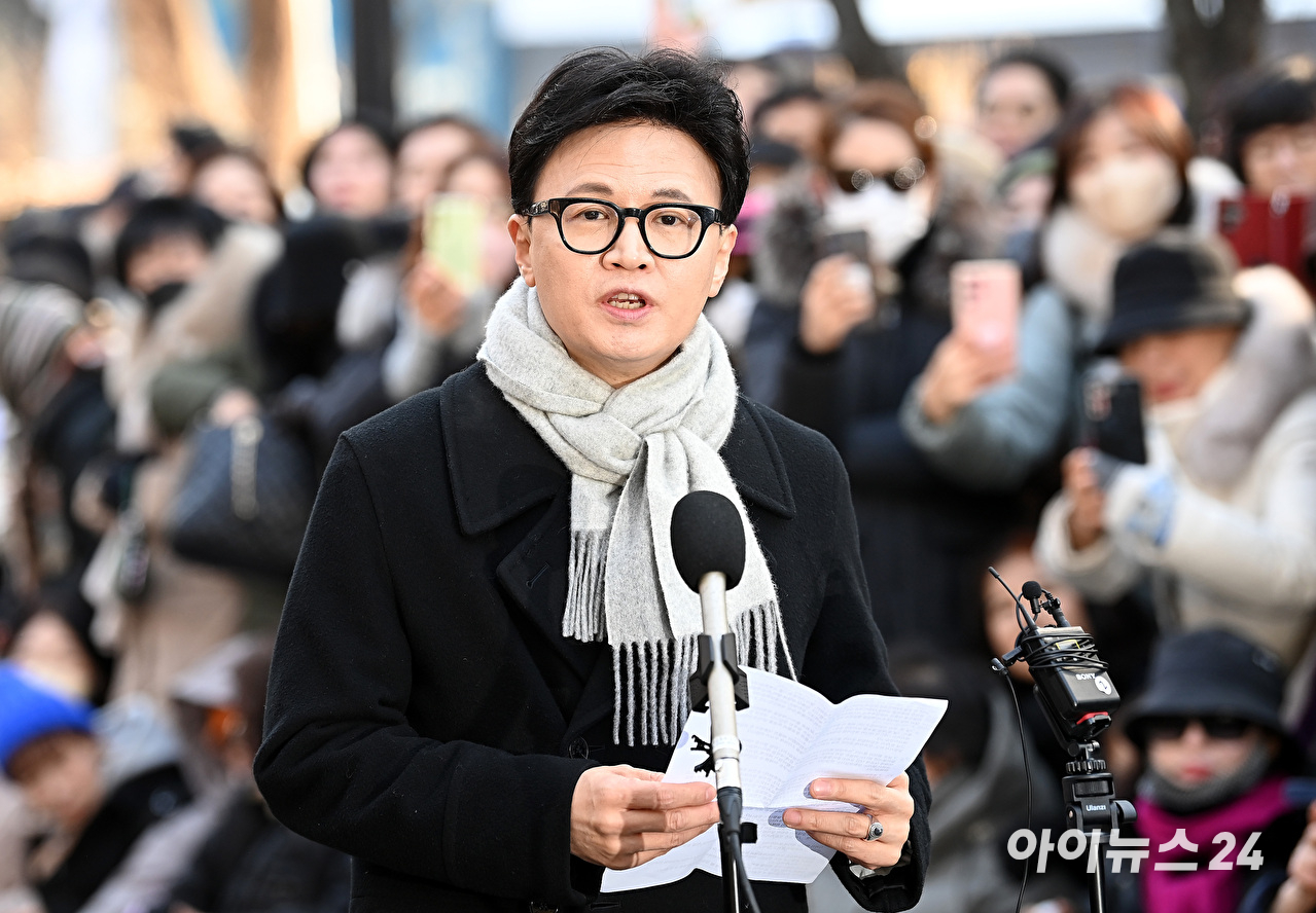 한동훈 국민의힘 전 대표가 3일 서울 여의도 국회도서관 앞 쪽문에서 12&middot;3 비상계엄 1주년 관련 기자회견을 하고 있다. [사진=곽영래 기자]