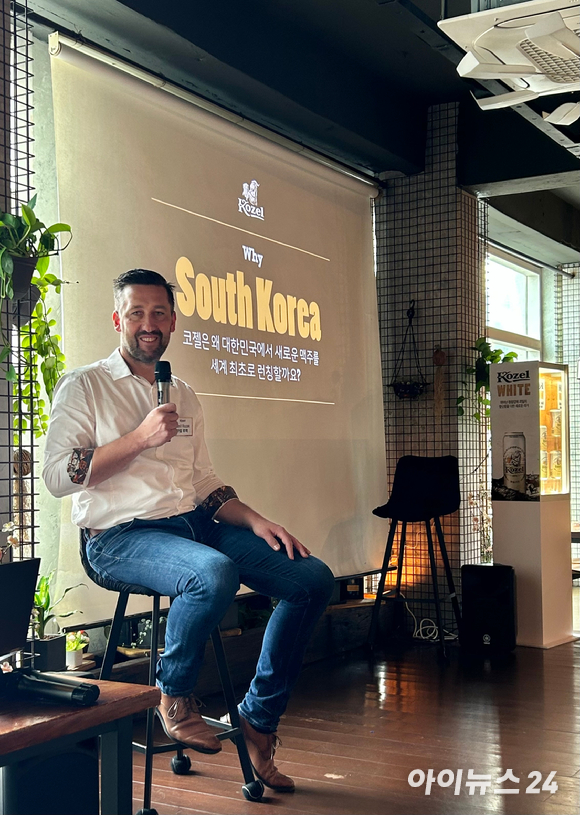 매튜 홈즈 코젤 한국지사장이 13일 서울 용산 이태원에서 열린 미디어 간담회에서 신제품 '코젤 화이트'를 선보이고 있다. [사진=백소연 기자]