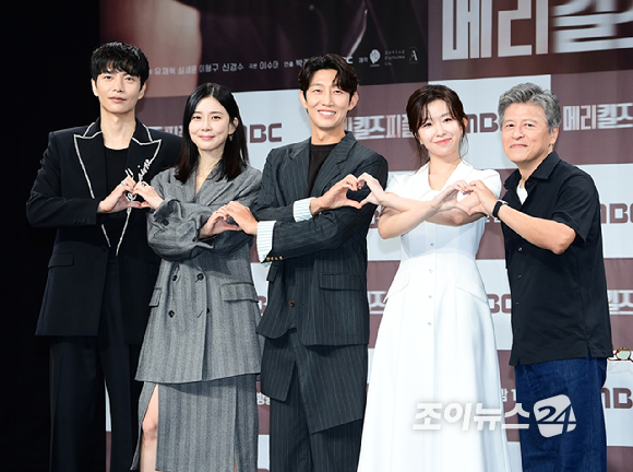 배우 이민기-이보영-강기영-윤가이-권해효가 31일 오전 서울 마포구 상암동 MBC에서 열린 MBC 새 금토드라마 '메리 킬즈 피플' 제작발표회에 참석하고 있다. [사진=정소희 기자]
