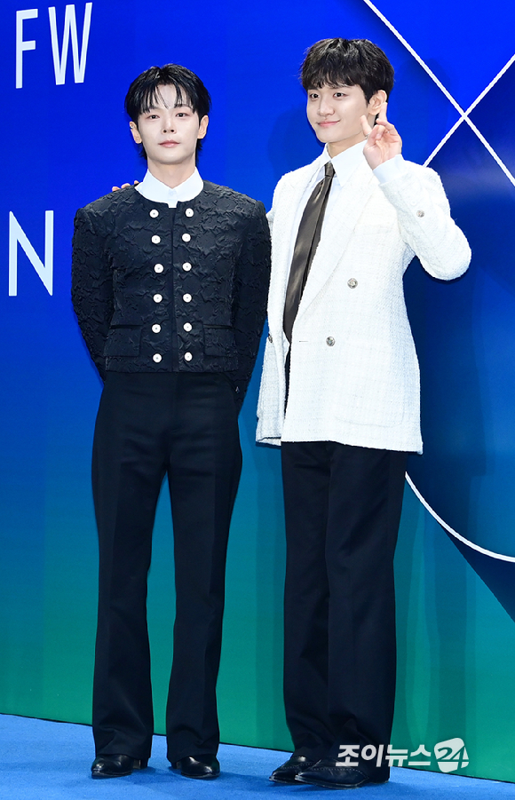 밴드 루시(LUCY) 신예찬과 조원상이 3일 오후 서울 동대문디자인플라자(DDP)에서 진행된 '2026 F/W 서울패션위크(SFW)' 오프닝 쇼 뮌 컬렉션 포토월 행사에 참석하고 있다. [사진=정소희 기자]