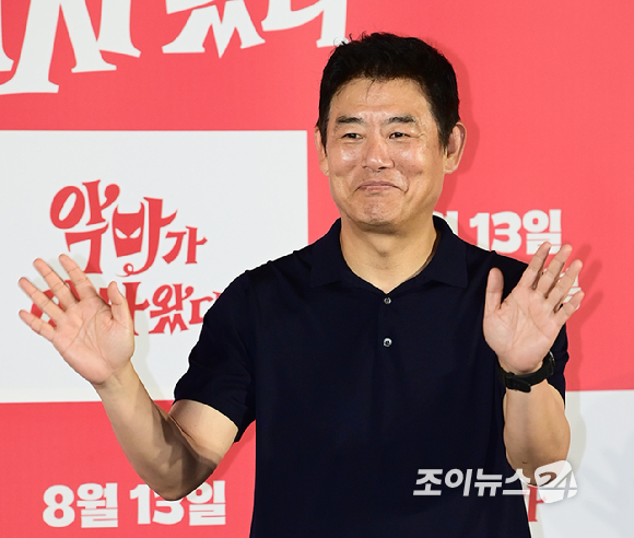 배우 성동일이 9일 오전 서울 CGV 용산아이파크몰에서 열린 영화 '악마가 이사왔다'(감독 이상근) 제작보고회에 참석하고 있다. [사진=정소희 기자]