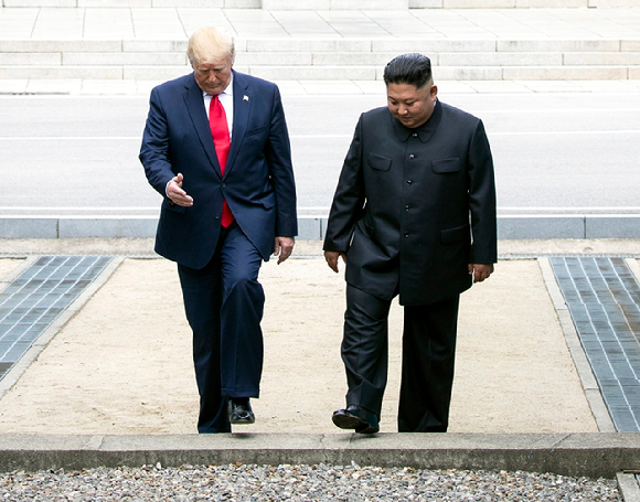 미국 백악관은 도널드 트럼프 대통령이 북한의 '완전 비핵화'를 위해 김정은 북한 국무위원장과의 대화할 의지가 있다고 밝혔다. 사진은 도널드 트럼프 미국 대통령(왼쪽)과 김정은 북한 국무위원장. [사진=연합뉴스]