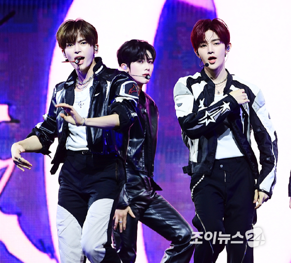 그룹 제로베이스원 성한빈과 장하오가 1일 오후 서울 용산구 한남 블루스퀘어에서 열린 제로베이스원(ZEROBASEONE) 정규 1집 '네버 세이 네버(NEVER SAY NEVER)' 쇼케이스에 참석해 멋진 무대를 선보이고 있다. [사진=정소희 기자]