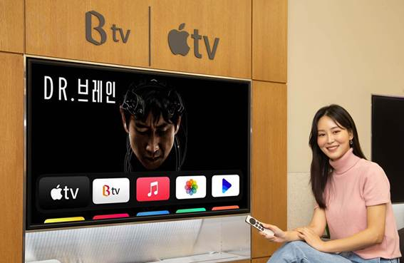 SK브로드밴드를 통해 Apple TV 4K를 구입·설치한 고객이 콘텐츠를 즐기고 있다. 고객은 B tv 앱을 통해 실시간 채널, VOD 서비스를 즐기거나 Apple TV+, 웨이브 등 다양한 동영상 서비스도 이용할 수 있다. [사진=SK브로드밴드]