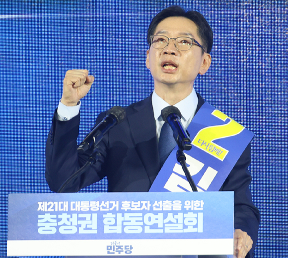 더불어민주당 이재명 대선 경선 후보가 19일 오후 충북 청주체육관에서 열린 '제21대 대통령선거 후보자 선출을 위한 충청권 합동연설회'에서 연설하고 있다. 2025.4.19 [사진=연합뉴스]