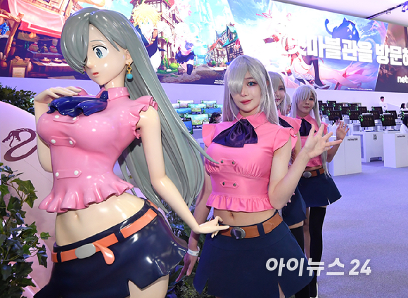 13일 부산 해운대구 벡스코에서 열린 국제게임전시회 '지스타 2025'에서 넷마블 부스에서 모델들이 코스프레를 선보이고 있다. [사진=곽영래 기자]