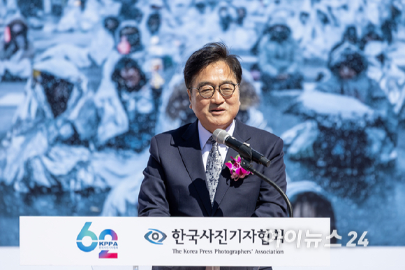 이호재 한국사진기자협회장이 7일 서울 종로구 광화문 광장에서 열린 제62회 한국보도사진전 '오늘의 보도사진, 내일의 역사가 되다' 개막식에서 인사말을 하고 있다. [사진=사진공동취재단]