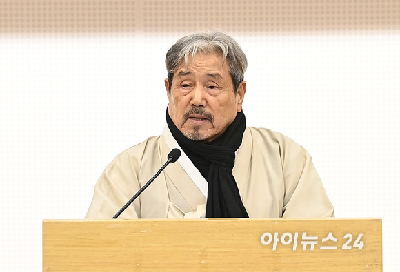 이해학 겨레살림공동체 이사장이 2일 오후 서울 여의도 국회도서관 대강당에서 'K민주주의와 한반도평화'라는 주제로 열린 포럼에서 개회사를 하고 있다. [사진=곽영래 기자]