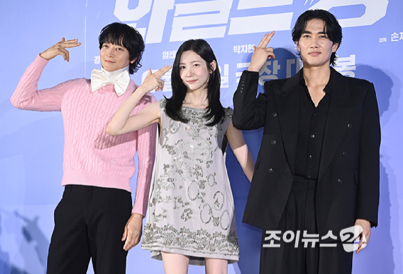 배우 강동원, 박지현, 엄태구가 7일 오전 서울 자양동 롯데시네마 건대입구에서 열린 영화 '와일드 씽' 제작보고회에서 포토타임을 갖고 있다. [사진=곽영래 기자]