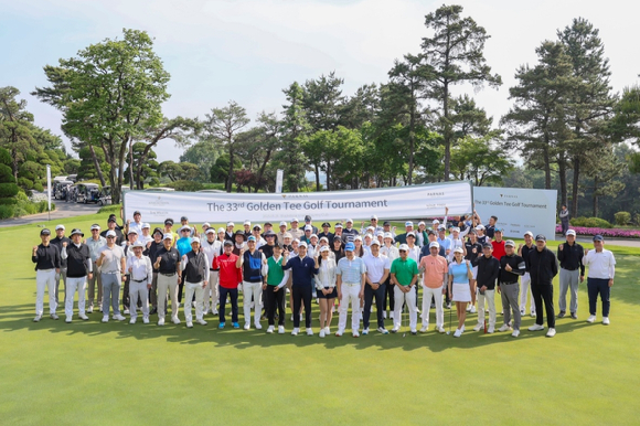 파르나스호텔, '제33회 골든티 골프대회' 참여한 고객들과 관계자들이 기념촬영을 하고 있다. [사진=파르나스호텔]