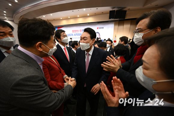 윤석열 제20대 대통령 당선인이 10일 오후 서울 여의도 국회도서관 대강당에서 열린 국민의힘 선대본부 해단식 참석을 마친 후 의원들의 축하를 받고 있다. [사진=김성진 기자]