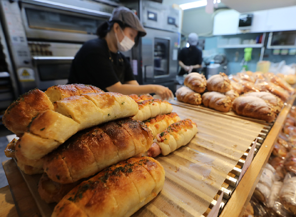 서울 중구 한 빵 가게에서 직원들이 당일 만든 빵을 판매하고 있다. [사진=뉴시스]