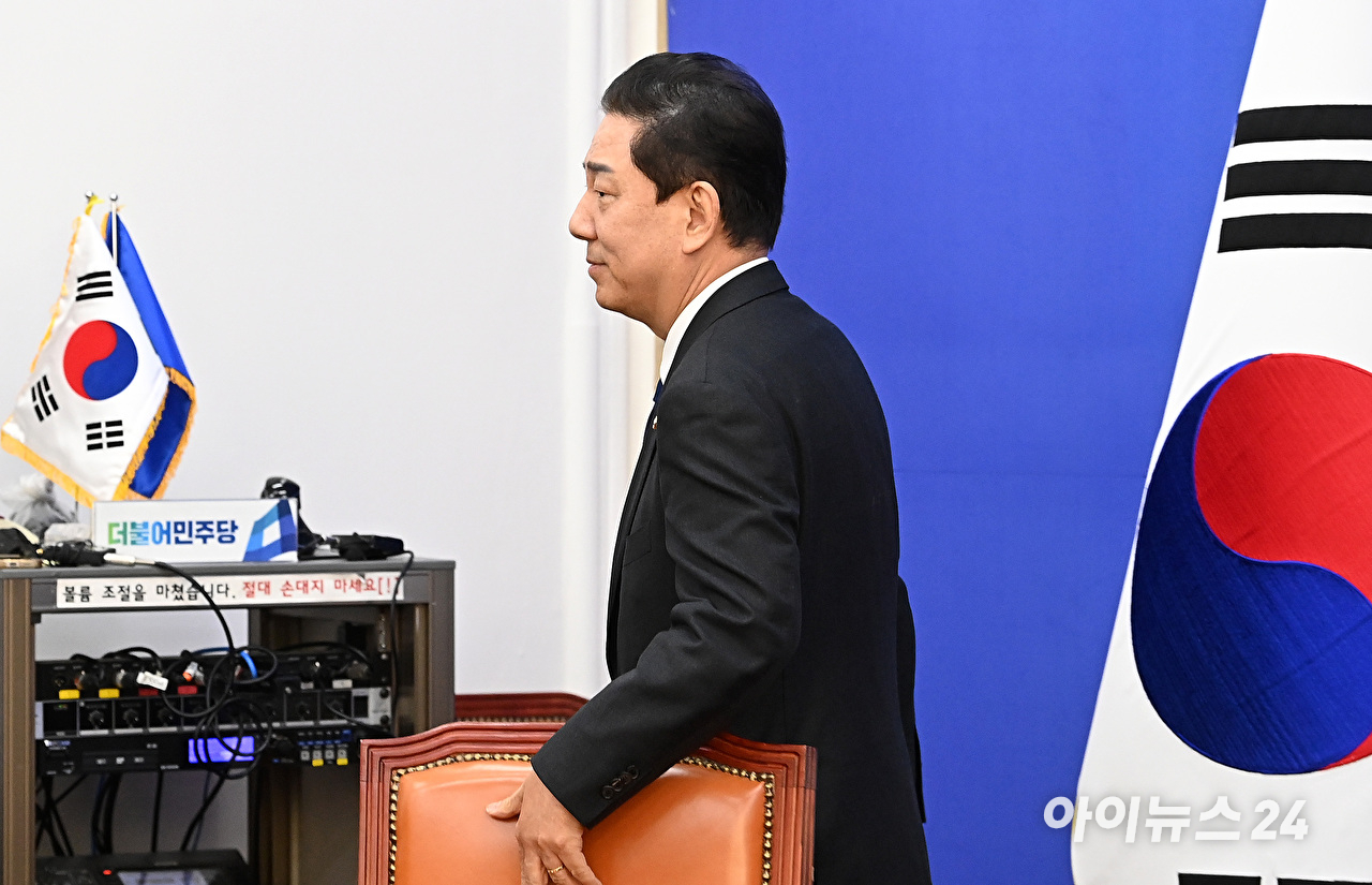 김병기 더불어민주당 원내대표가 30일 서울 여의도 국회에서 열린 원내대책회의에 사퇴의사를 밝히고 있다. [사진=곽영래 기자]