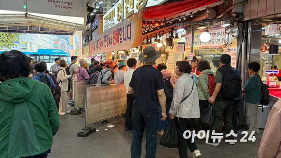 15일 오후 추석을 앞둔 서울 동대문구 경동시장이 손님들로 북적이고 있다. [사진=진광찬 기자]