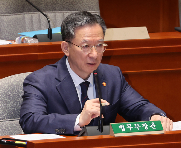 정성호 법무부 장관이 12일 국회에서 열린 예산결산특별위원회 전체회의에 출석해 대장동 사건 항소 포기 관련 질의에 답하고 있다. 2025.11.12 [사진=연합뉴스]