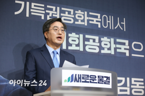 윤석열 국민의힘 대선 후보가 26일 오후 서울 종로구 이북5도청 대강당에서 열린 이북도민·탈북민 신년하례식에서 태영호 국민의힘 의원과 대화를 나누고 있다. [사진=국회사진취재단]