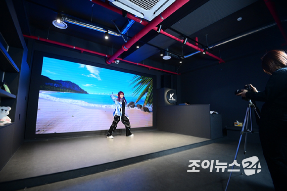 크리에이터 춤추는나율이 15일 서울 성수동 통일타워에 위치한 '케이팝 아케이드'(KPOP ARCADE)에 방문해 대표 프로그램 '비 더 아이돌'(Be The IDOL) 클래스 체험을 하고 있다. [사진=정소희 기자]
