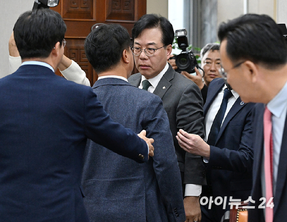 강훈식 대통령 비서실장이 6일 서울 여의도 국회에서 열린 운영위원회의 대통령비서실과 국가안보실, 대통령경호처 등에 대한 국정감사에서 질의에 답하고 있다. [사진=곽영래 기자]