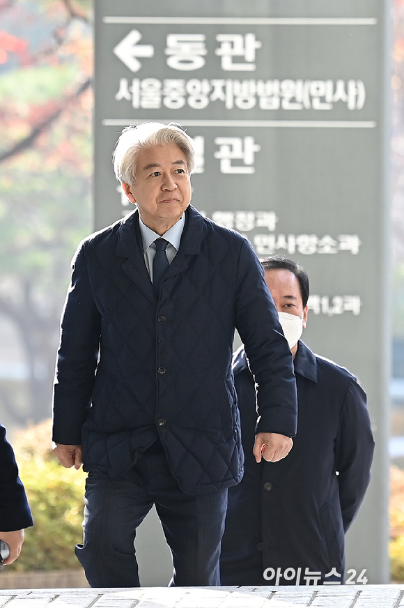 불법 정치자금 받은 혐의를 받는 노웅래 전 더불어민주당 의원이 26일 서울중앙지법에서 열린 1심 선고 공판에 출석하고 있다. [사진=곽영래 기자]