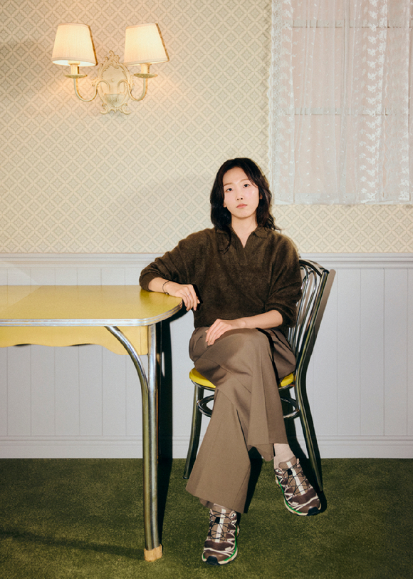 유영은 감독이 넷플릭스 시리즈 '이 사랑 통역 될까요?' 인터뷰에 앞서 포즈를 취하고 있다. [사진=넷플릭스]