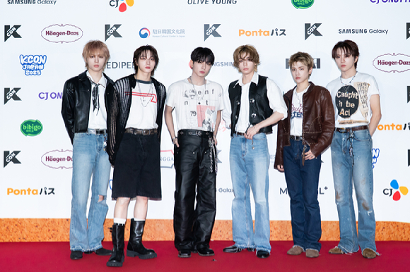 그룹 보이넥스트도어가 지난 10일 일본 지바현 마쿠하리 멧세에서 개최된 '케이콘 재팬 2025(KCON JAPAN 2025)' 레드카펫 행사에서 포즈를 취하고 있다. [사진=CJ ENM]
