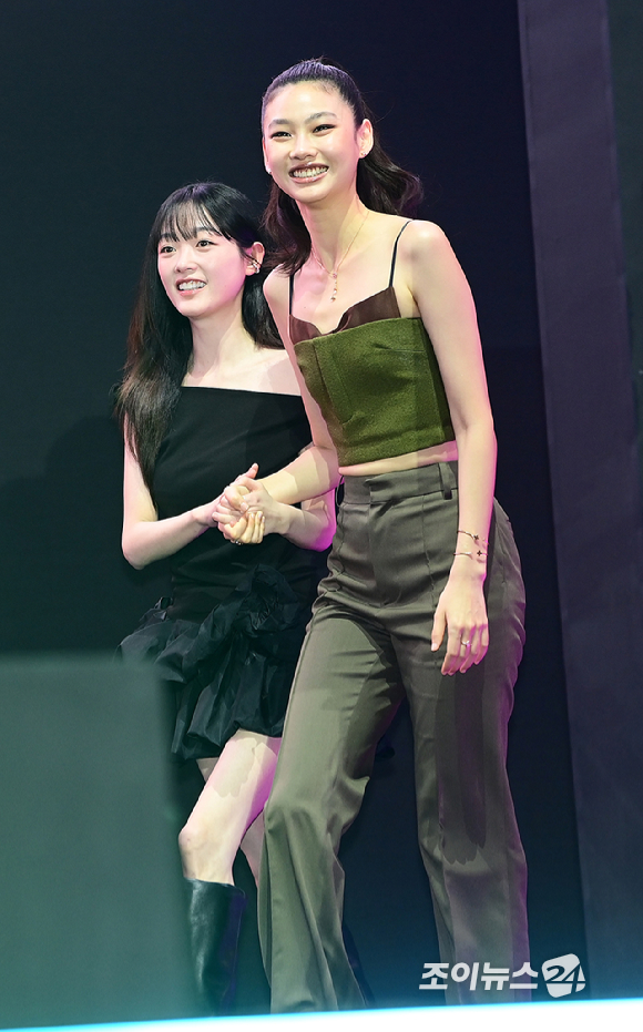 배우 정호연과 이유미가 28일 오후 서울시청 앞 서울광장에서 열린 넷플릭스·서울특별시 공동주최 2025 K콘텐츠 서울여행주간 '오징어 게임​' 시즌3 피날레 이벤트에 참석하고 있다. [사진=정소희 기자]