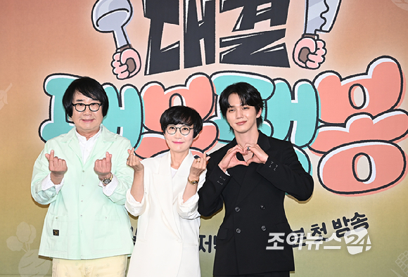 개그맨 최양락, 팽현숙, 배우 유승호가 17일 오후 서울 마포구 스탠포드호텔 JTBC 예능 프로그램 '대결! 팽봉팽봉' 제작발표회에서 포토타임을 갖고 있다. [사진=곽영래 기자]