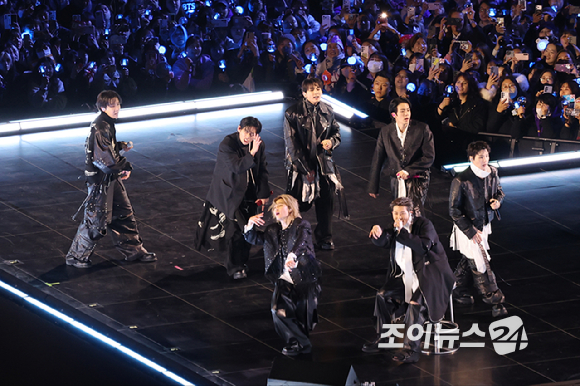 방탄소년단(BTS)이 21일 오후 서울 광화문 광장에서 정규 5집 '아리랑(ARIRANG)' 앨범 발매를 기념해 컴백 무대를 선보이고 있다. [사진=사진공동취재단]