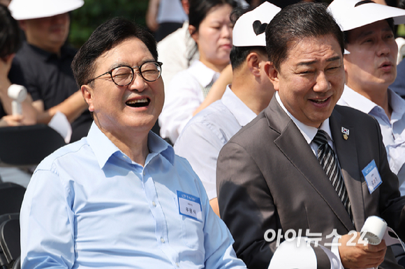 8일 서울 여의도 국회 사랑재에서 열린 K-바캉스 캠페인 "K-관광 올여름은 국내로 !"에 참석한 우원식 국회의장과 더불어민주당 김병기 당대표 직무대행 겸 원내대표, 국민의힘 송언석 비상대책위원장 겸 원내대표 등 참석자들이 구호를 외치고 있다. [사진=곽영래 기자]